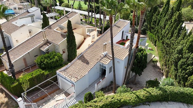 House | Resale in Villamartin in Villamartin, Costa Blanca - Photo 2