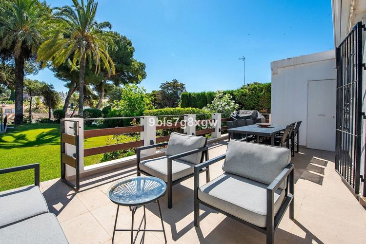 Apartment | Resale in Nueva Andalucía in Nueva Andalucía Others, Costa del Sol - Photo 3