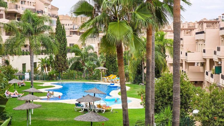 Apartment | Resale in La Duquesa in La Duquesa, Costa del Sol - Photo 2