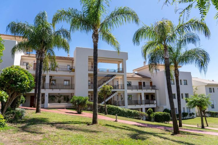 Apartment | Resale in Estepona in Estepona, Costa del Sol - Photo 2