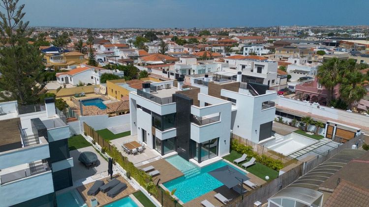 House | Resale in Torrevieja in Torrevieja, Costa Blanca - Photo 3