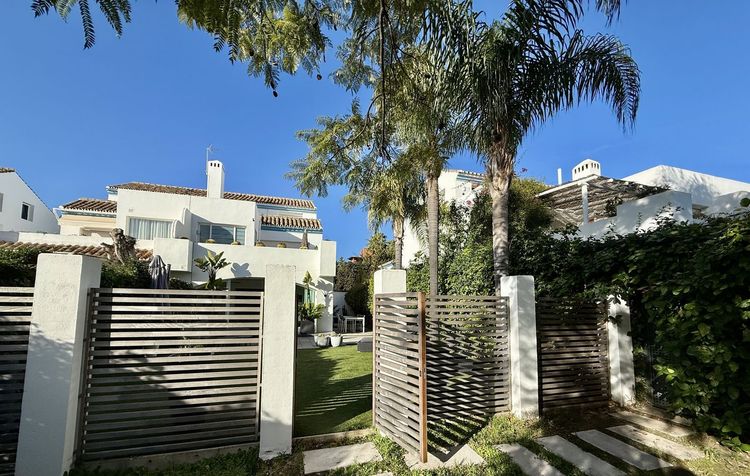 House | Resale in Guadalmina Baja in Guadalmina Baja, Costa del Sol - Photo 4