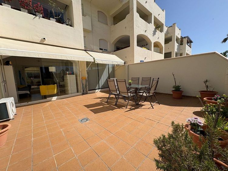 Apartment | Resale in Benalmadena in Benalmadena Others, Costa del Sol - Photo 2