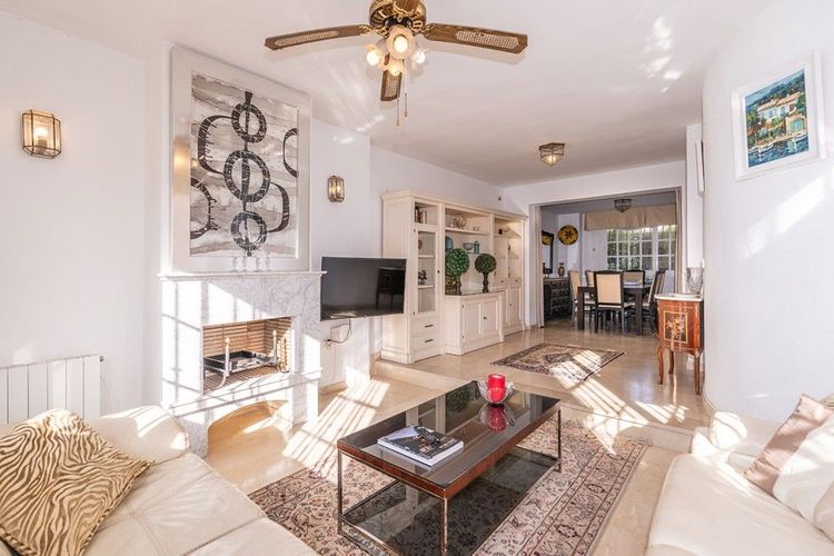 House | Resale in Costabella in Costabella, Costa del Sol - Photo 4