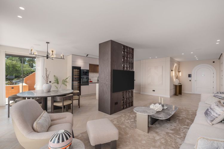 Apartment | Resale in Nueva Andalucía in Nueva Andalucía Others, Costa del Sol - Photo 2