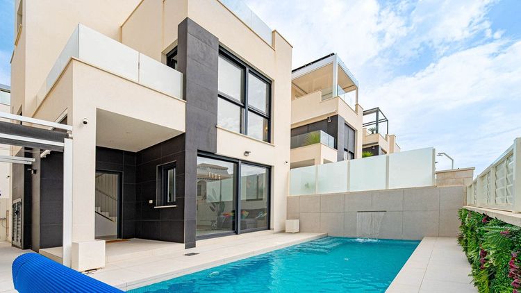 House | Resale in Punta Prima in Punta Prima, Costa Blanca - Photo 3