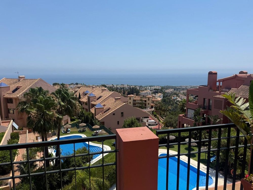 Apartment | Resale in Calahonda in Calahonda, Costa del Sol - Main property photo