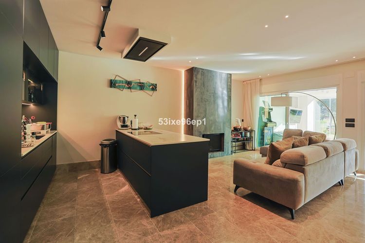 House | Resale in Santa Clara in Santa Clara, Costa del Sol - Photo 2