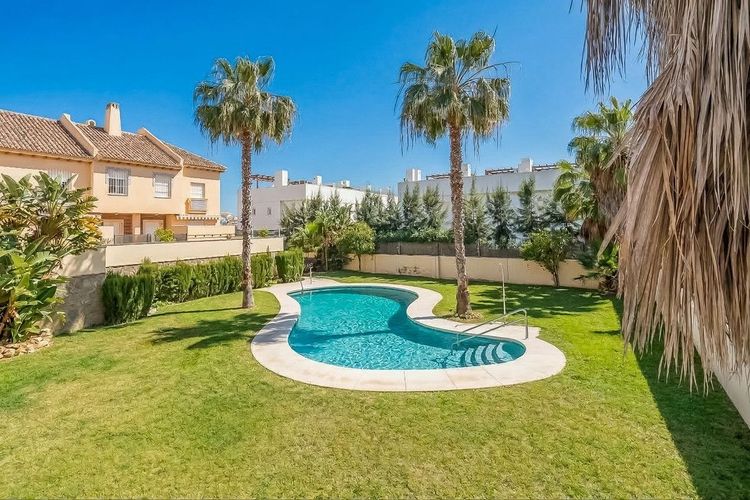 House | Resale in Calahonda in Calahonda, Costa del Sol - Photo 2