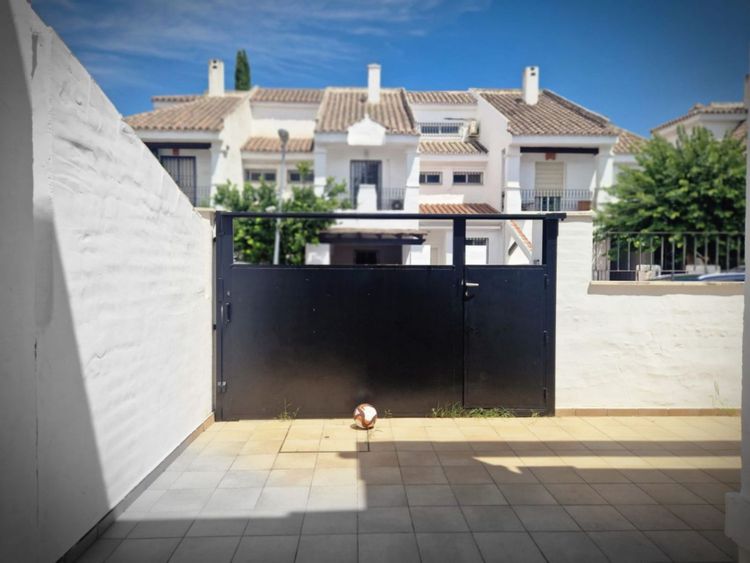 House | Resale in Nueva Andalucía in Nueva Andalucía Others, Costa del Sol - Photo 2