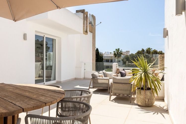 Apartment | Resale in Nueva Andalucía in Nueva Andalucía Others, Costa del Sol - Photo 2