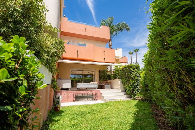 House | Resale in New Golden Mile in New Golden Mile, Costa del Sol - Photo 4