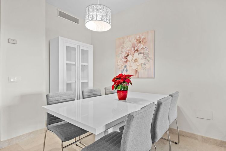Apartment | Resale in Los Flamingos in Los Flamingos, Costa del Sol - Photo 5