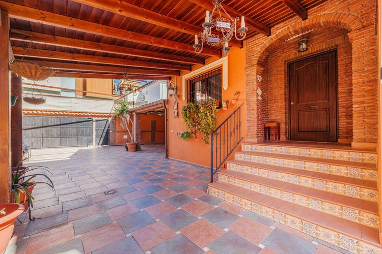 House | Resale in Puerto de la Torre in Puerto de la Torre, Costa del Sol - Photo 2