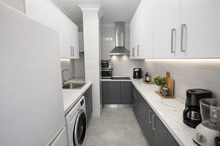 Apartment | Resale in La Carihuela in La Carihuela, Costa del Sol - Photo 2