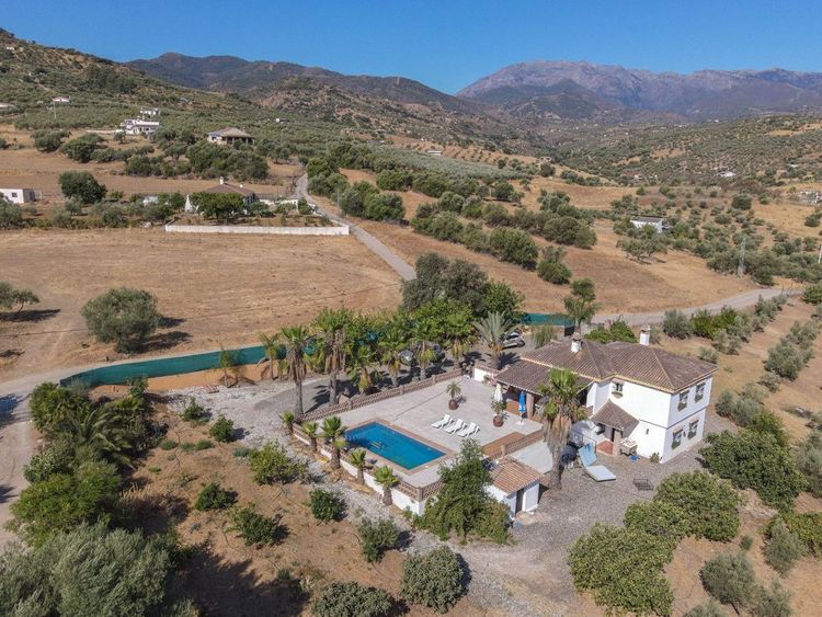 House | Resale in Guaro in Guaro, Costa del Sol - Photo 3