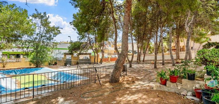 House | Resale in Torrevieja in Torrevieja, Costa Blanca - Photo 2