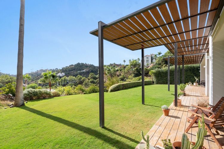 House | Resale in El Madroñal in El Madroñal, Costa del Sol - Photo 3