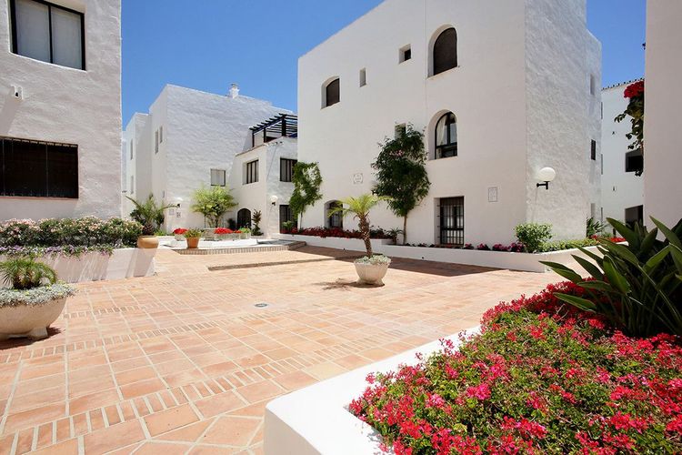 Apartment | Resale in Puerto Banús in Puerto Banús, Costa del Sol - Photo 2