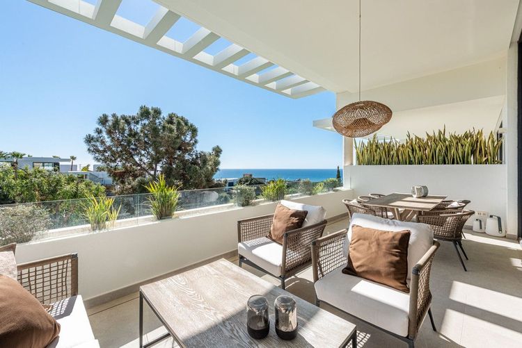 House | Resale in Cabopino in Cabopino, Costa del Sol - Photo 2