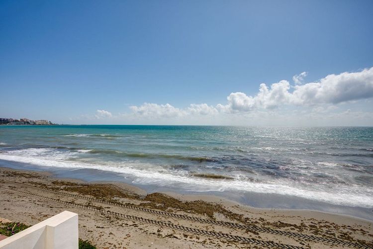 House | Resale in Estepona in Estepona, Costa del Sol - Photo 3