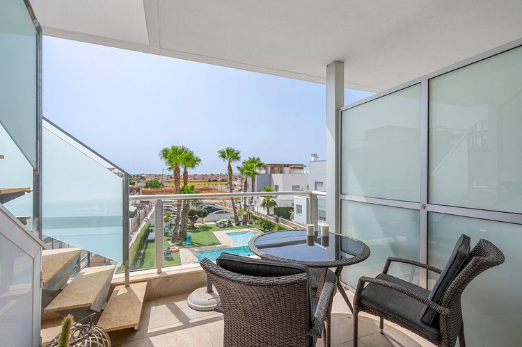 House | Resale in Punta Prima in Punta Prima, Costa Blanca - Photo 3