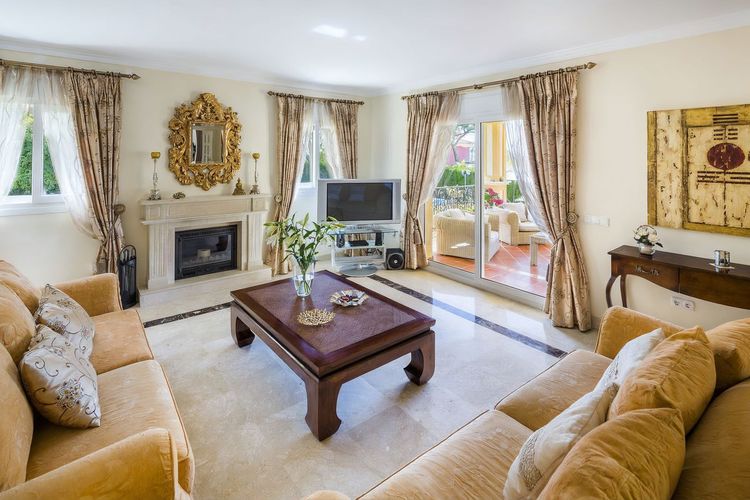 House | Resale in Elviria in Elviria, Costa del Sol - Photo 4