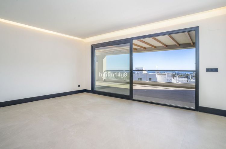 Apartment | Resale in Nueva Andalucía in Nueva Andalucía, Costa del Sol - Photo 4