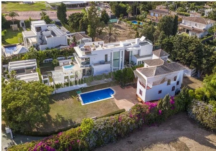 House | Resale in Guadalmina Baja in Guadalmina Baja, San Pedro de Alcántara, Costa del Sol - Photo 2