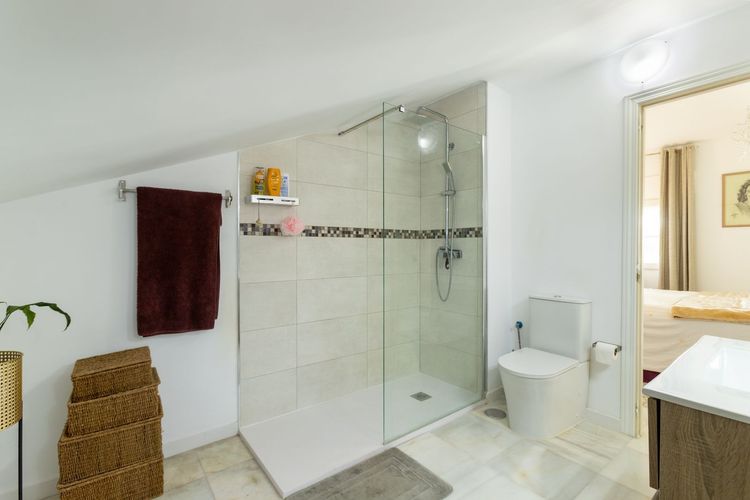 House | Resale in Montemar in Montemar, Costa del Sol - Photo 4