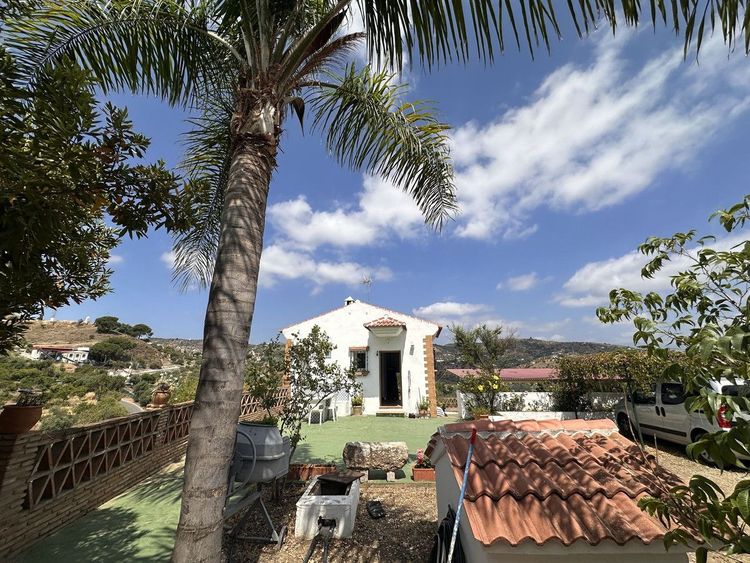 House | Resale in Monda in Monda, Costa del Sol - Photo 2