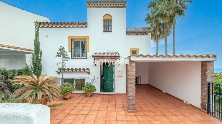 House | Resale in Costabella in Costabella, Costa del Sol - Photo 3