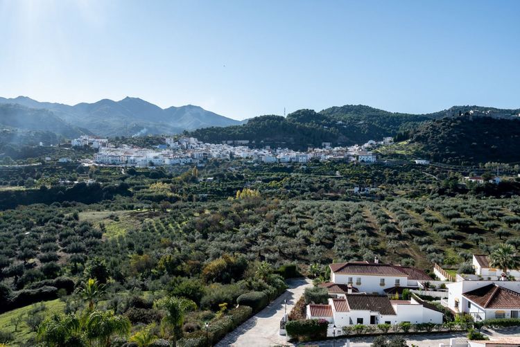 House | Resale in Monda in Monda, Costa del Sol - Photo 3