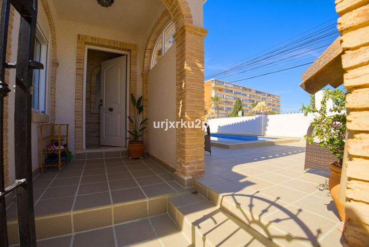 House | Resale in Torrevieja in Torrevieja, Costa Blanca - Photo 5