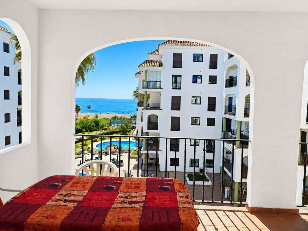 Apartment in La Duquesa in La Duquesa, Manilva, Costa del Sol - Main property photo