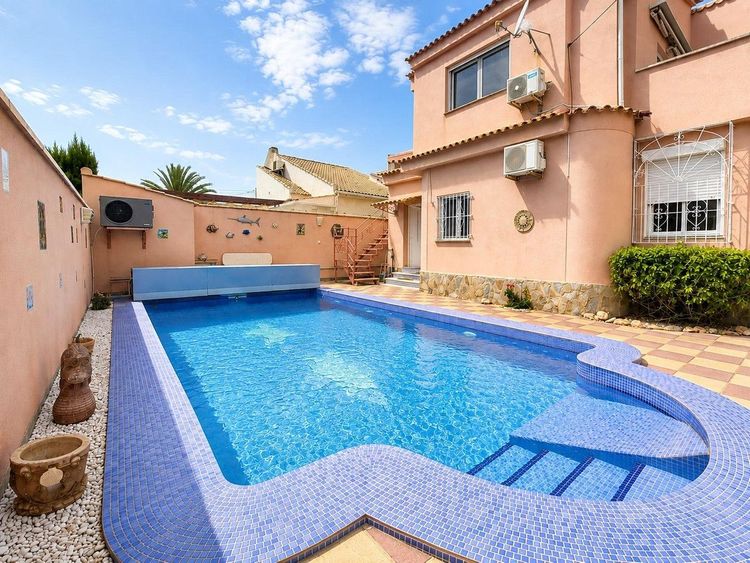 House | Resale in Mil Palmeras in Mil Palmeras, Pilar de la Horadada, Costa Blanca - Photo 2