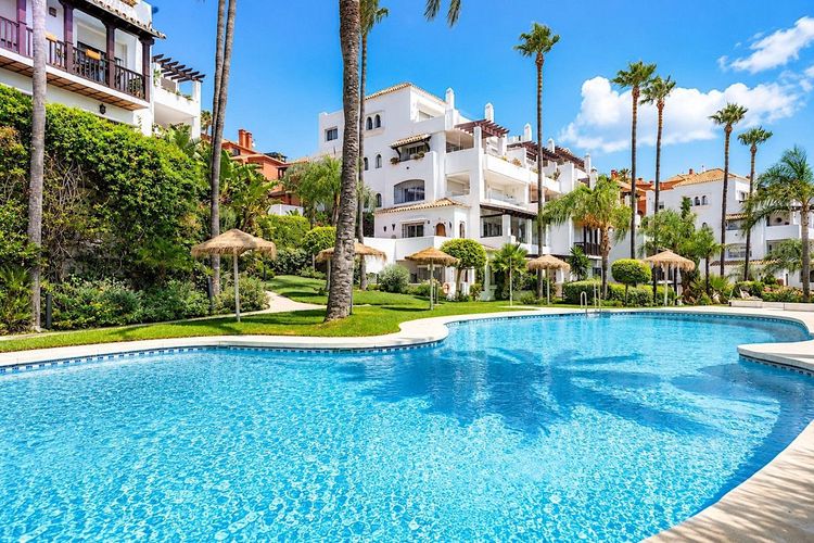Apartment | Resale in Calahonda in Calahonda, Costa del Sol - Photo 2