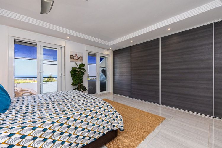 House | Resale in Calahonda in Calahonda, Costa del Sol - Photo 4