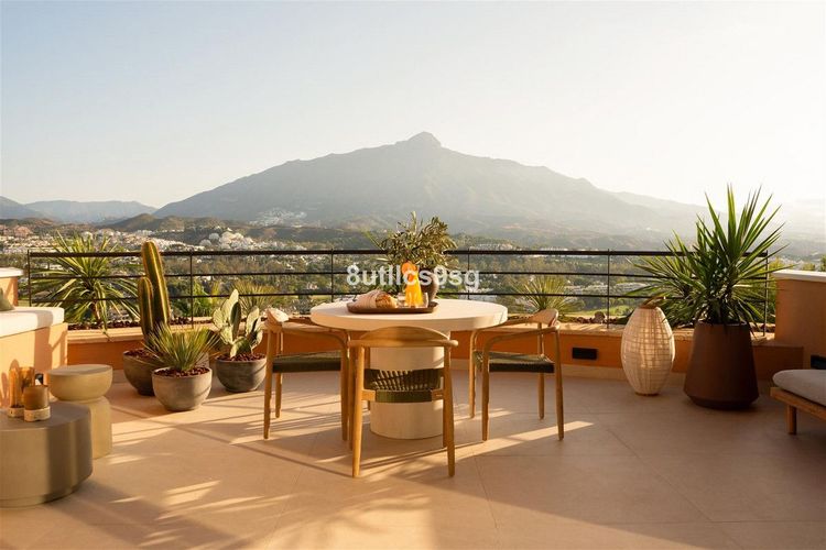 Penthouse | Resale in Nueva Andalucía in Nueva Andalucía Others, Costa del Sol - Photo 2