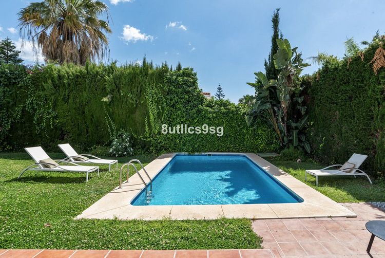 House | Resale in Nueva Andalucía in Nueva Andalucía Others, Costa del Sol - Photo 2