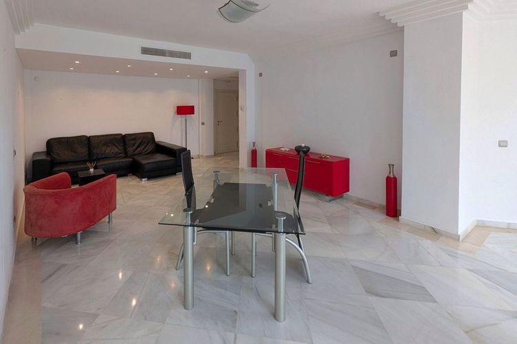 Apartment | Resale in Aloha in Aloha, Costa del Sol - Photo 2