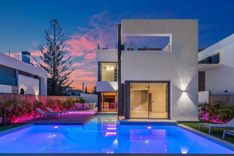 House | Resale in Torrevieja in Torrevieja, Costa Blanca - Photo 2
