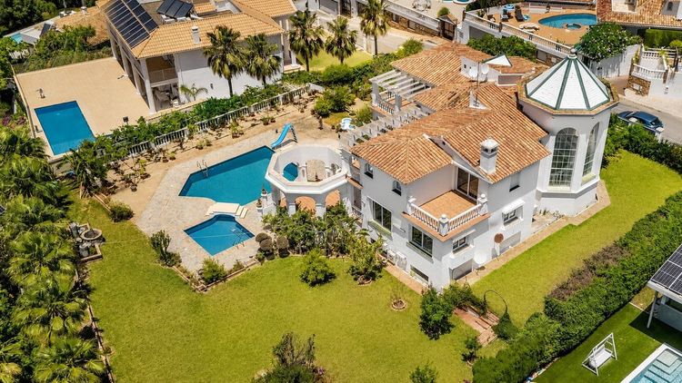 House | Resale in Torrequebrada in Torrequebrada, Costa del Sol - Photo 3