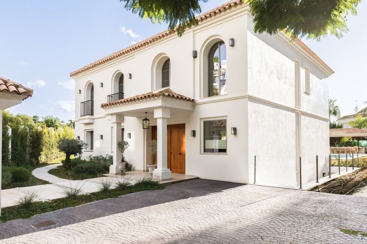 House | Resale in Los Arqueros in Los Arqueros, Costa del Sol - Photo 2