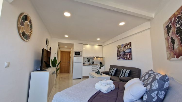 Apartment | Resale in Torremolinos in Torremolinos, Costa del Sol - Photo 2