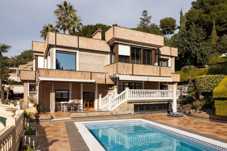 listing card gallery