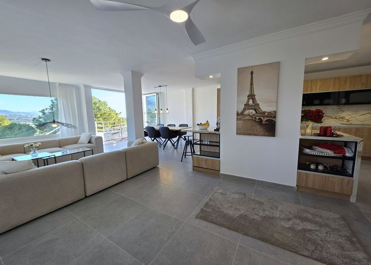 Apartment | Resale in Nueva Andalucía in Nueva Andalucía Others, Costa del Sol - Photo 2