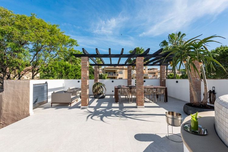 Penthouse | Resale in Nueva Andalucía in Nueva Andalucía Others, Costa del Sol - Photo 2