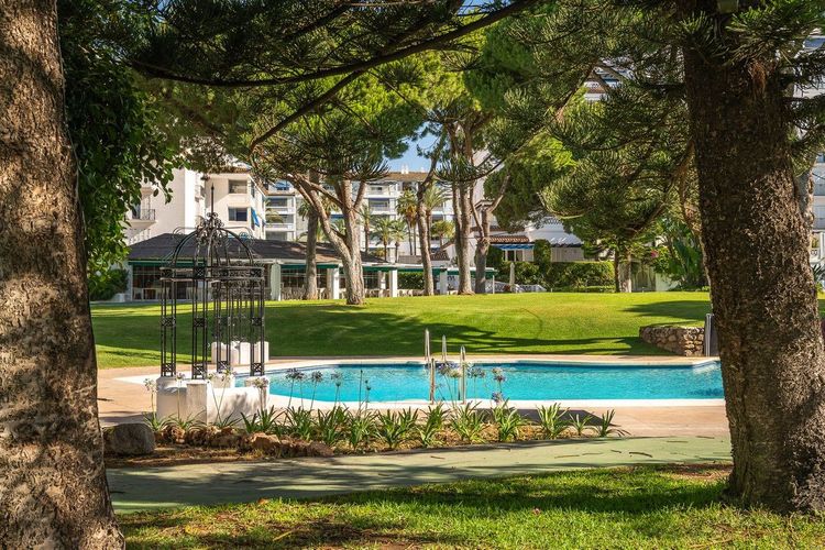 Apartment | Resale in Puerto Banús in Puerto Banús, Costa del Sol - Photo 2
