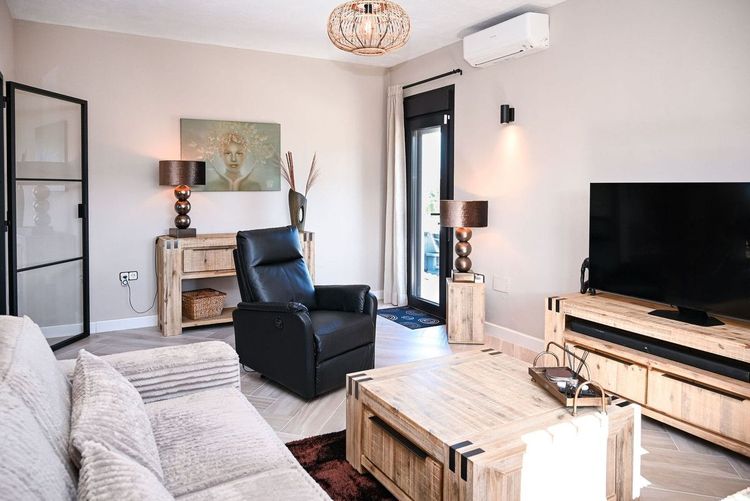 House | Resale in Alhaurín de la Torre in Alhaurín de la Torre, Costa del Sol - Photo 4